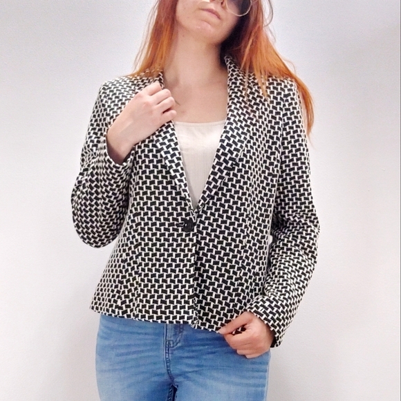 Laura Petites | Black & White geometric suit coat / blazer - Picture 2 of 11